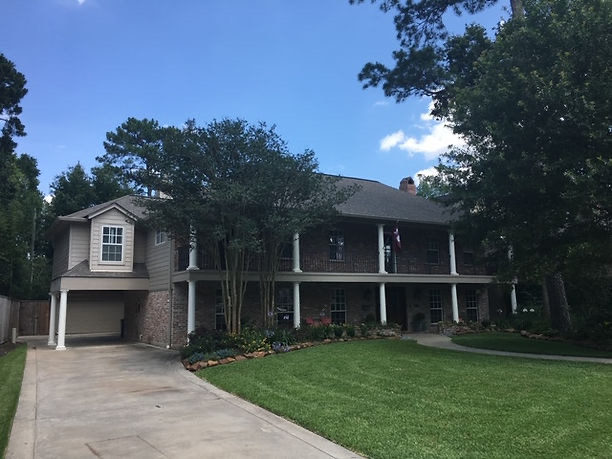 Roof replacement on a stately columned home in the Houston area